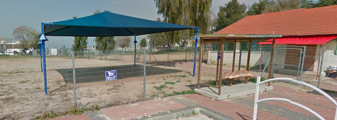 צילום: google street view (מבט על הסככה לפני הקריסה)