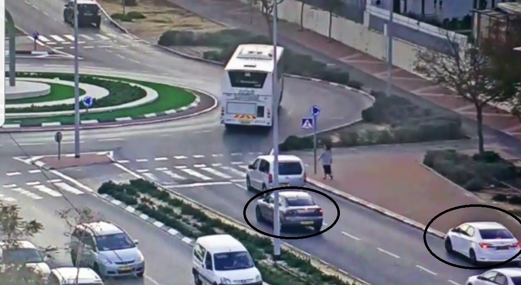 רכב המזדה שקיבל את הדוח והניידות הסמויה רכב המזדה שקיבל את הדוח והניידות הסמויה