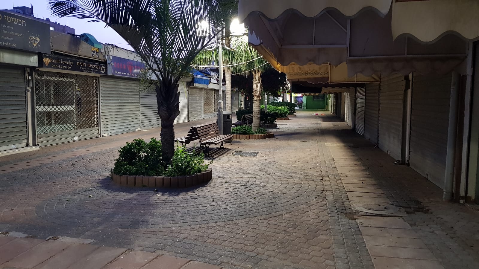 עסקים סגורים במרכז המסחרי ברובע א'. צילום: עופר אשטוקר עסקים סגורים במרכז המסחרי ברובע א'. צילום: עופר אשטוקר
