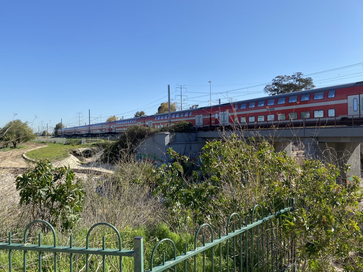 רכבת בעד הלום (צילום: עופר אשטוקר - אשדוד נט)