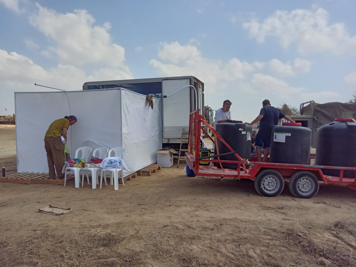 מקימים מקלחות חמות בשטח למען החיילים