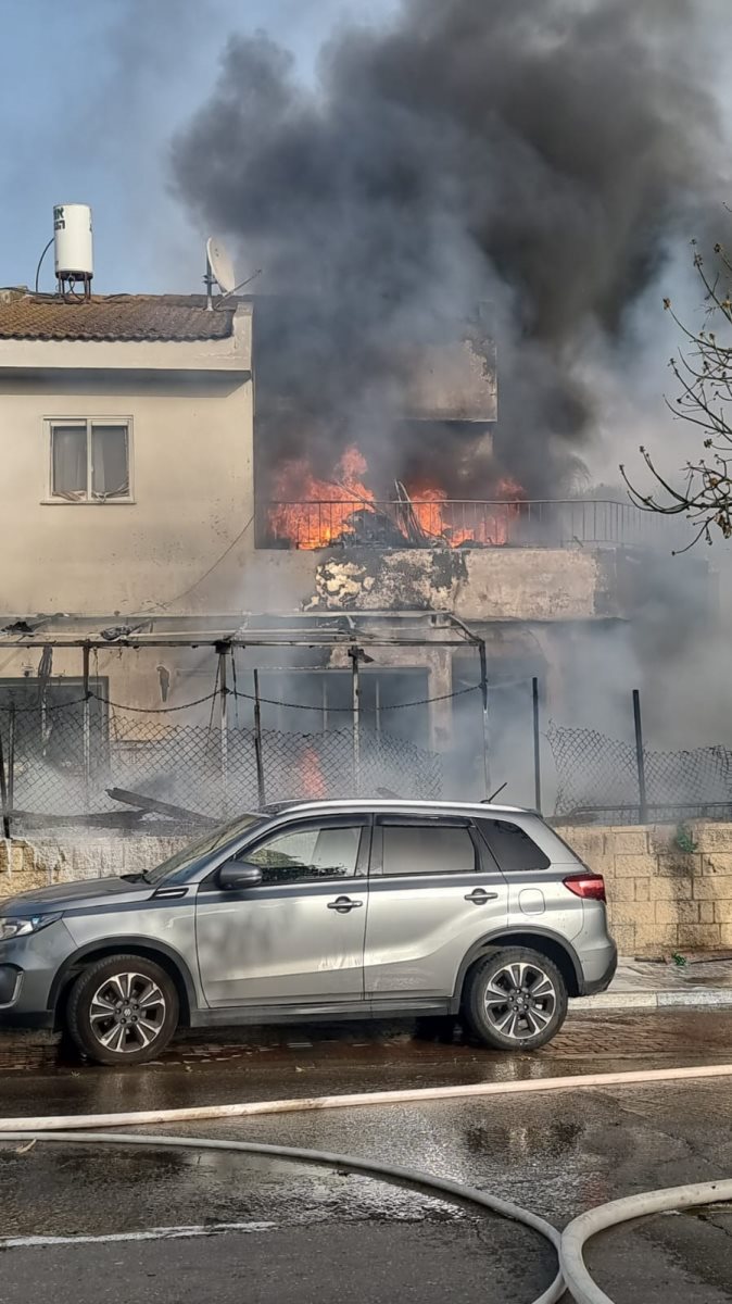 שריפה בבית ברחוב הדרים באדיבות מוקד 106