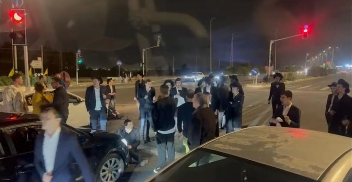 הפגנת חרדים בצומת גן יבנה - צילום של שלמה לרנר