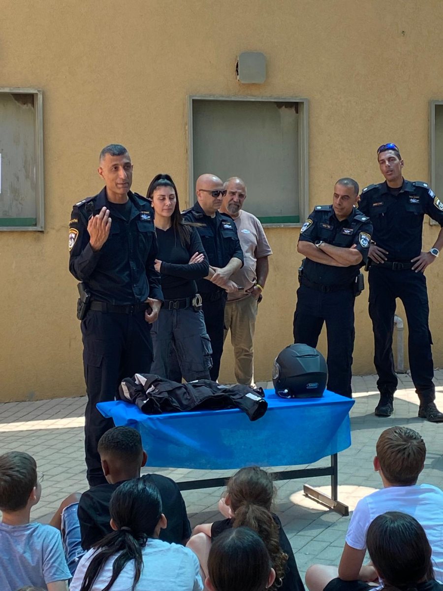 משטרת ישראל בביה"ס אילן רמון גן יבנה
