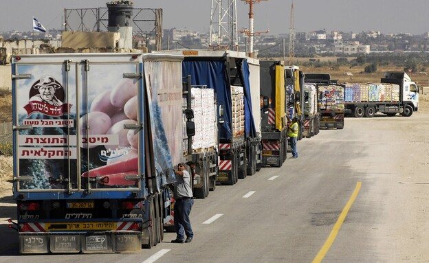 משאיות מישראל לעזה -  צילום: רויטרס