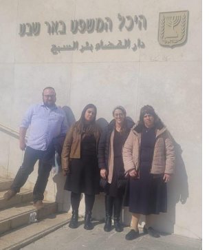 חברי ארגון מגן שבאו לתמוך בגיבורה מגור