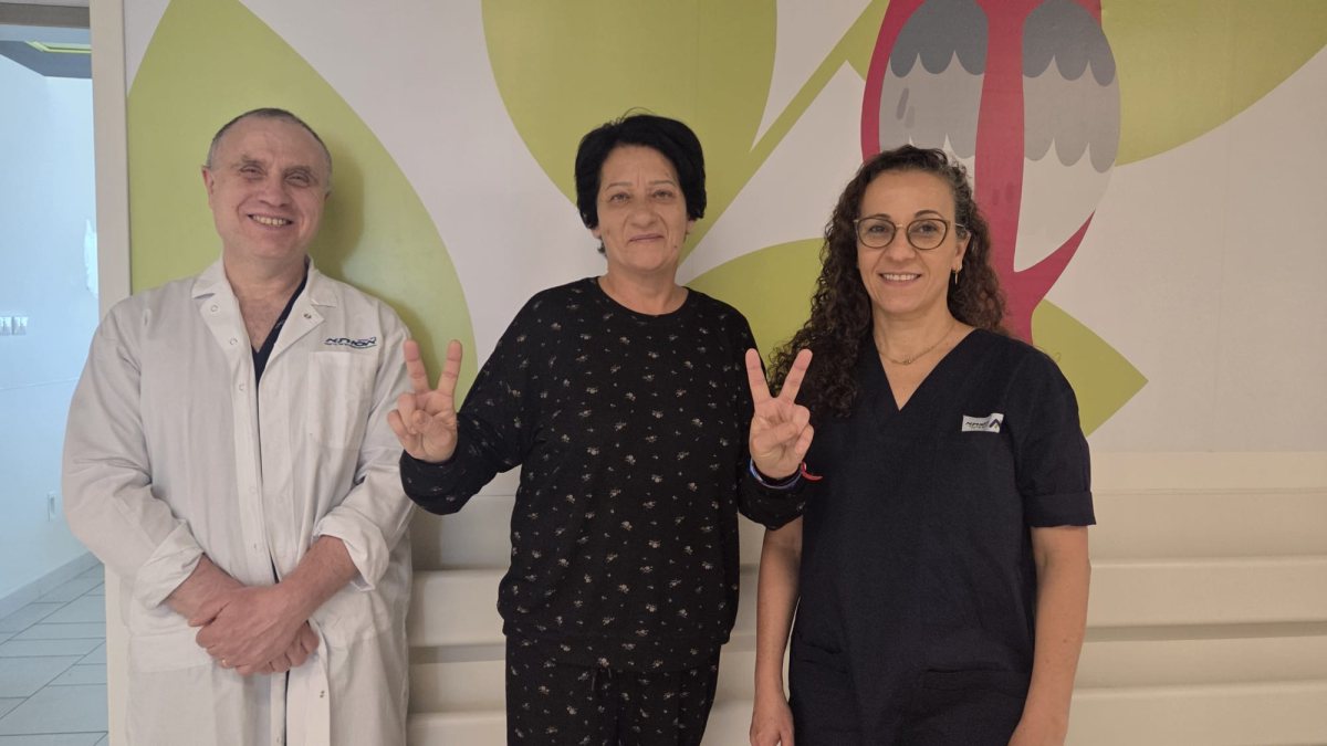 מימין: ד"ר אורית רז מנהלת המחלקה לאורולוגיה באסותא אשדוד, המטופלת אוליאנה שבלה וד"ר יגאל באלטה.