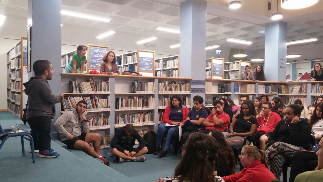 החניכים מרותקים 