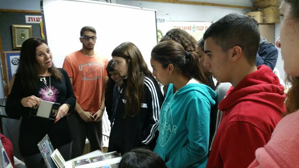 חברי האינטראקט שומעים את הסיפור מפי אבי-גיל אתיק. צילום: גבי אורן