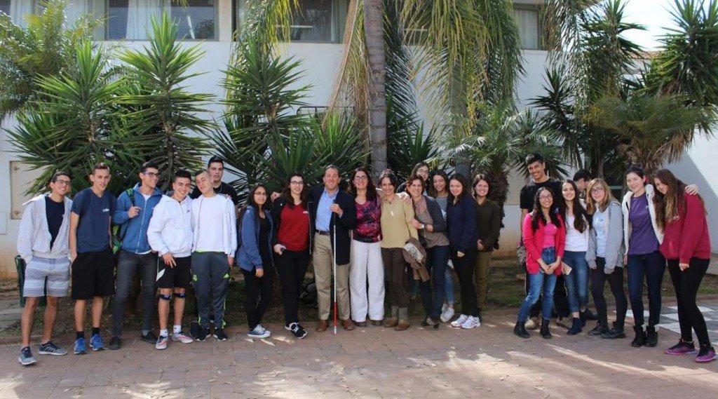 השופט ממשיגן עם התלמידים