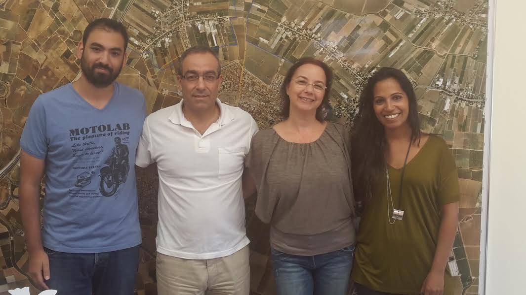 מימין לשמאל: אורית גוטמן מנהלת המתנס סיון בן שימול יושבת ראש פורום אמני גן יבנה דרור אהרון ראש המועצה אושרי טובי רכז תרבות תורנית