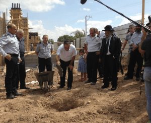 2014-09-29 15_47_06-אהרון דרור - הנחת אבן פינה לתחנת כיבוי בגן יבנה עוד חלום שמתגשם...