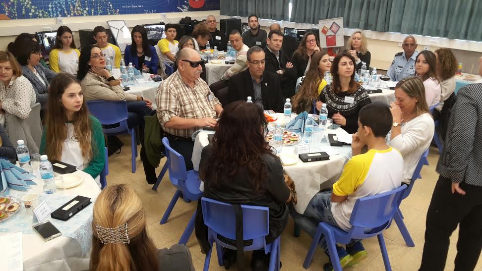 הוועדה יחד עם תלמידים בחדר המתמטיקה. צילום: דוברות מועצת גן יבנה