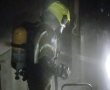 שריפה במבנה בן שתי קומות בגן יבנה: צוותי כיבוי פועלים במקום