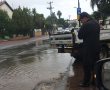 צוותי המועצה המקומית גן יבנה עובדים לפתיחת קולטנים בכל רחבי היישוב למניעת הצפות 