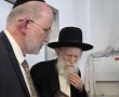 בערב השבת: המקובל הבני ברקי בתפילה נרגשת ליד מיטתו של המורה האשדודי