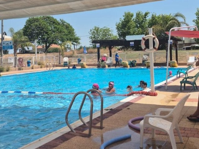 לומדים שחייה בגן יבנה (באדיבות המועצה המקומית)