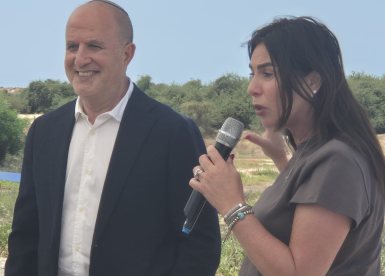 השרה מירי רגב וראש העיר יחיאל לסרי