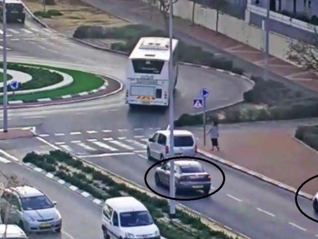 רכב המזדה שקיבל את הדוח והניידות הסמויה