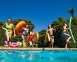 depositphotos בני נוער בבריכה 