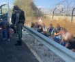 הרכב פרץ את המחסום, עלה על דוקרנים ונבלם. בתוכו נמצאו 12 שב"חים • צפו