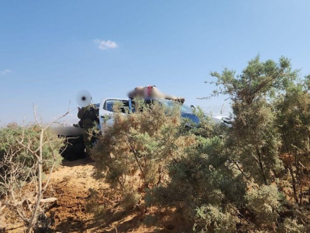 כוחות צה"ל בזירת האירוע וגופת המחבל על גג הרכב