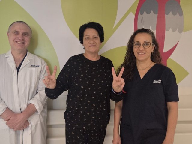 מימין: ד"ר אורית רז מנהלת המחלקה לאורולוגיה באסותא אשדוד, המטופלת אוליאנה שבלה וד"ר יגאל באלטה.